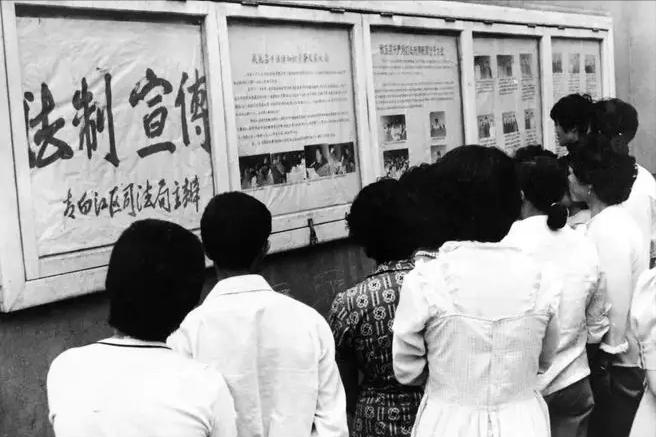 公安部长上交*小平邓**一份报告，邓公看后直言：这根本解决不了问题