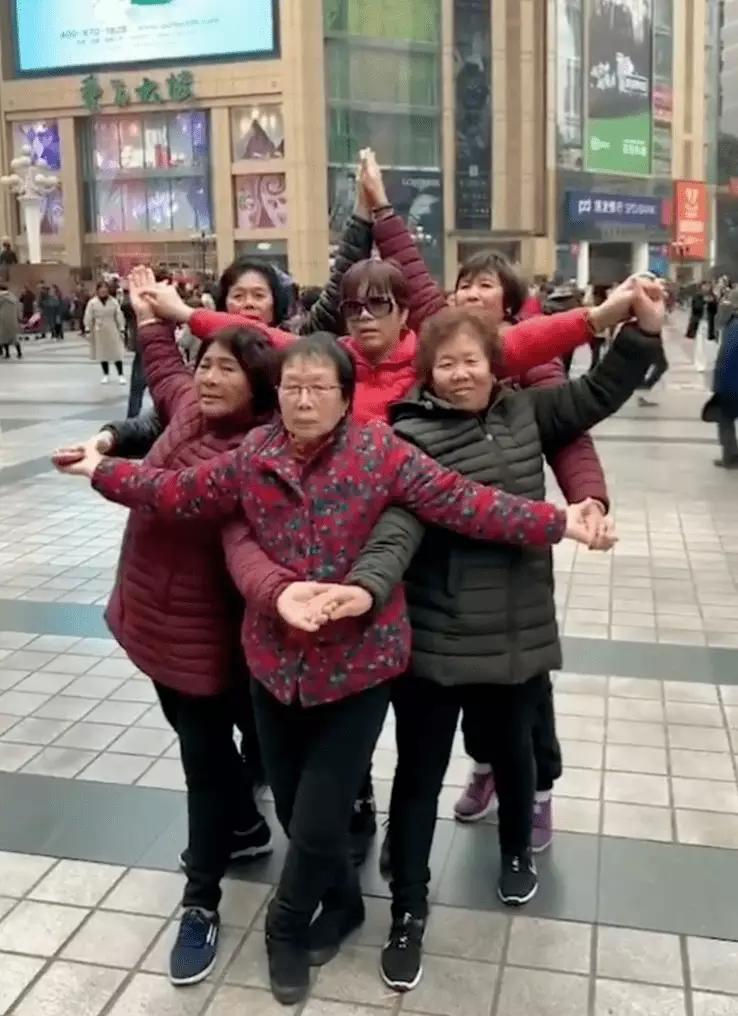 上了年纪的女人少穿这3种羽绒服,上了年纪的女装运动鞋