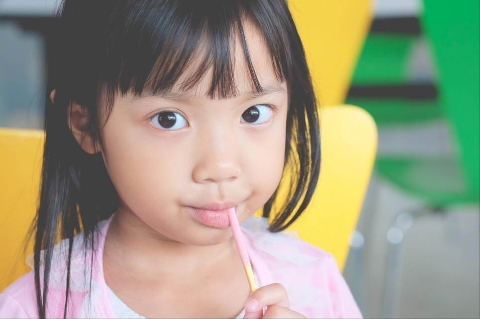 零食放桌上随便吃，孩子却不乱吃，就因为我立了个“规矩”