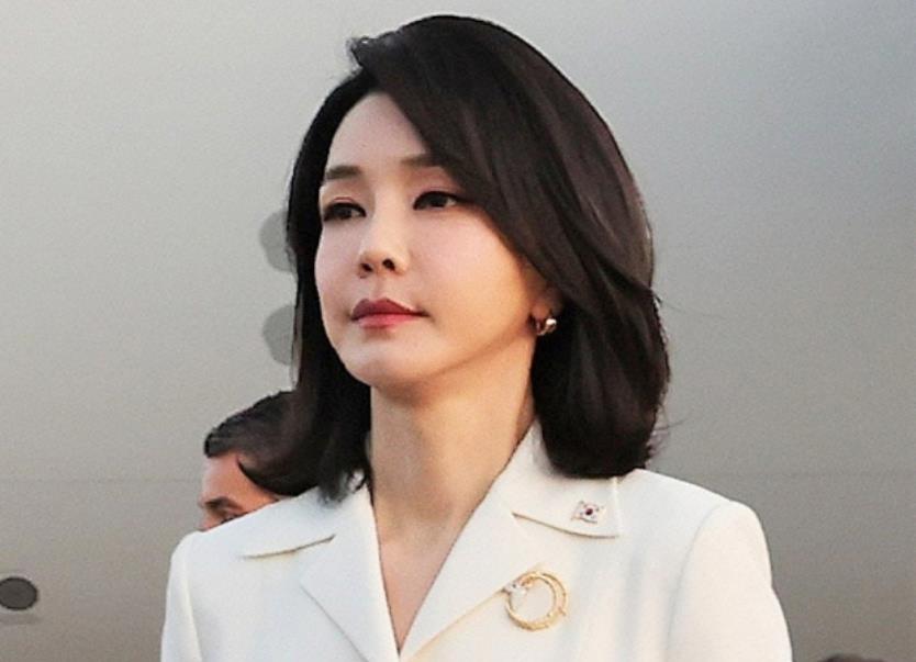 韩国第一夫人穿蓝西服,韩国第一夫人红宝石项链