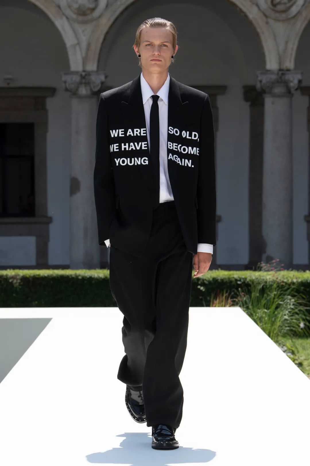 valentino2024春夏男装秀,valentino2022秋冬男装时装秀