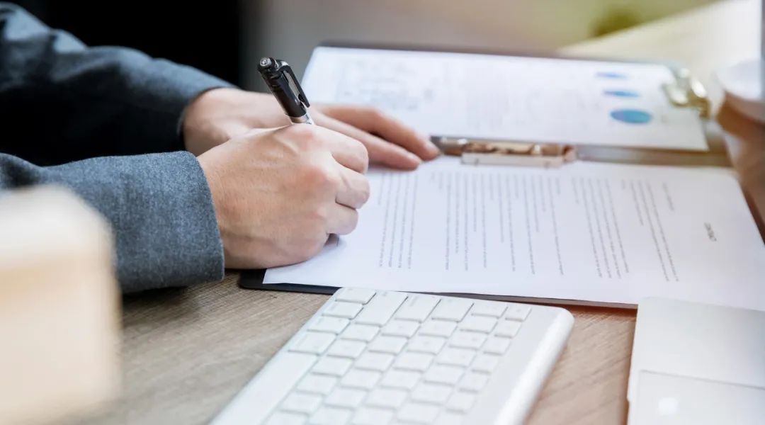 一公司买车并取得铁路提单，向中外运公司提货被拒，原因是什么？