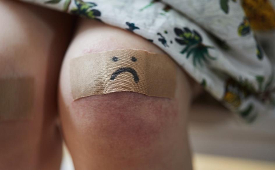 婴儿摔了头怎么判断严重不严重,宝宝摔了脸之后怎么判断有没有事