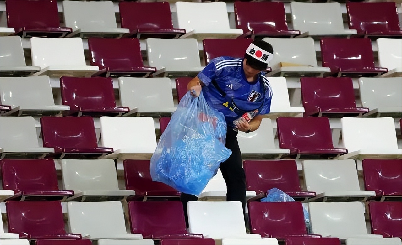 日本足球战胜德国后日本状况,日本爆冷战胜德国队足球精神集锦