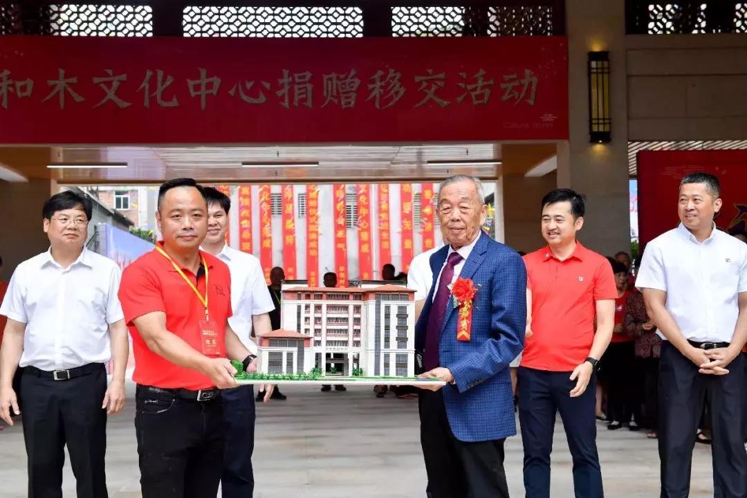 福建晋江“最牛80后”:公益捐款超4亿,3个子女齐上亿万富豪榜