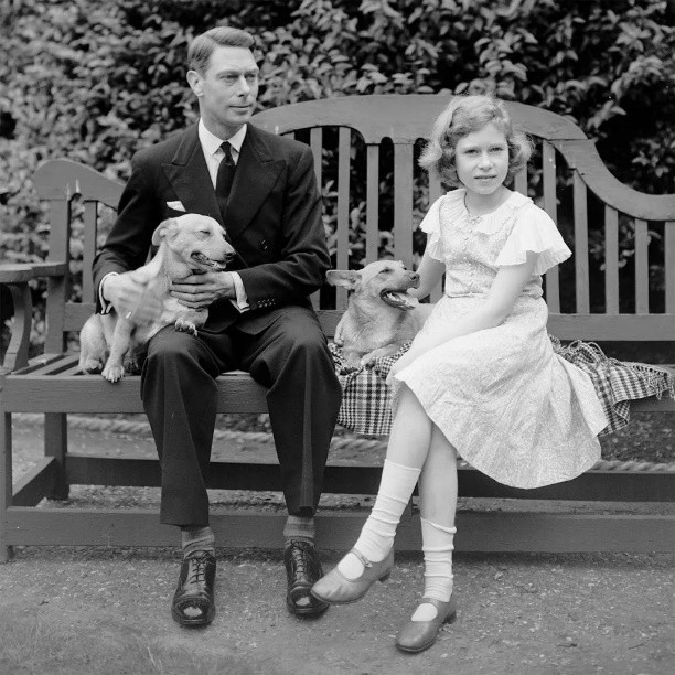 1939年，13岁未来女王遇见19岁落魄王子，两人一见钟情，然后呢