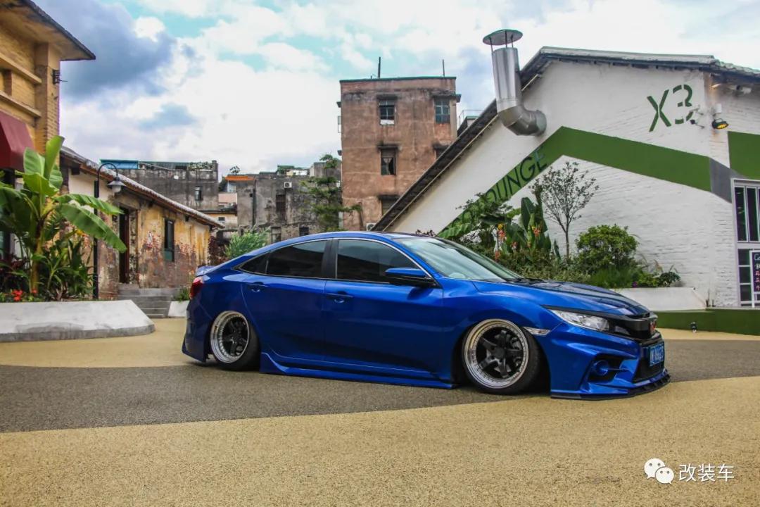 十代思域樱花粉低趴姿态,十代思域炫动蓝低趴姿态