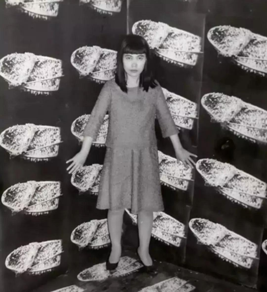 在美国组织全裸行为艺术被捕，日本丑闻女王如何逆袭为最贵女画家