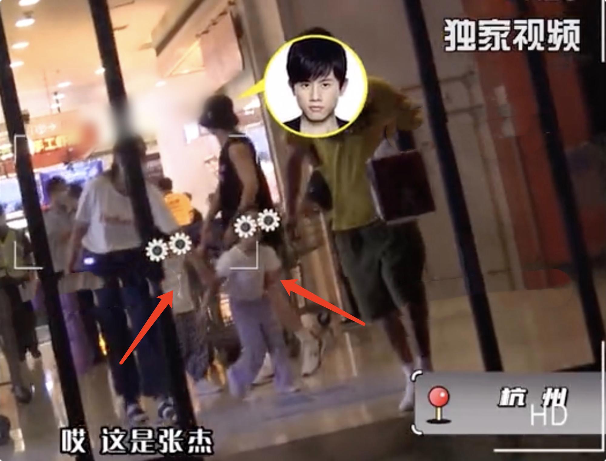 张杰谢娜近期全家福,张杰谢娜带着双胞胎女儿逛商场