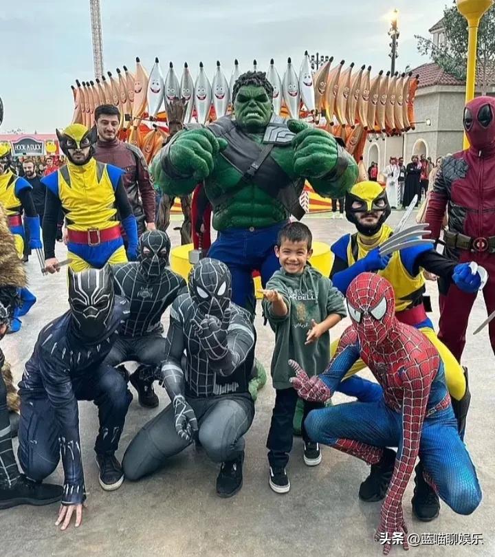 乔治娜身穿小香风外套和C罗在游乐场度过了愉快的一天，性感时髦