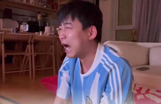 2023梅西夺冠阿根廷激动现场,2022梅西夺冠巴萨什么反应