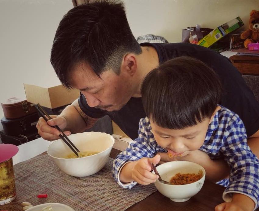 “港圈太子爷”街上收破烂，一天只赚60块！