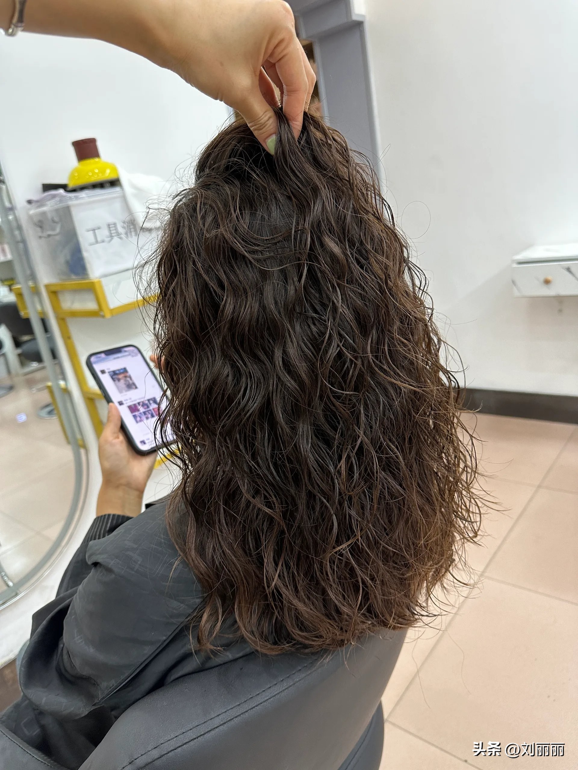 减龄高马尾头顶蓬松时尚发型扎法,40岁减龄发型短发时尚