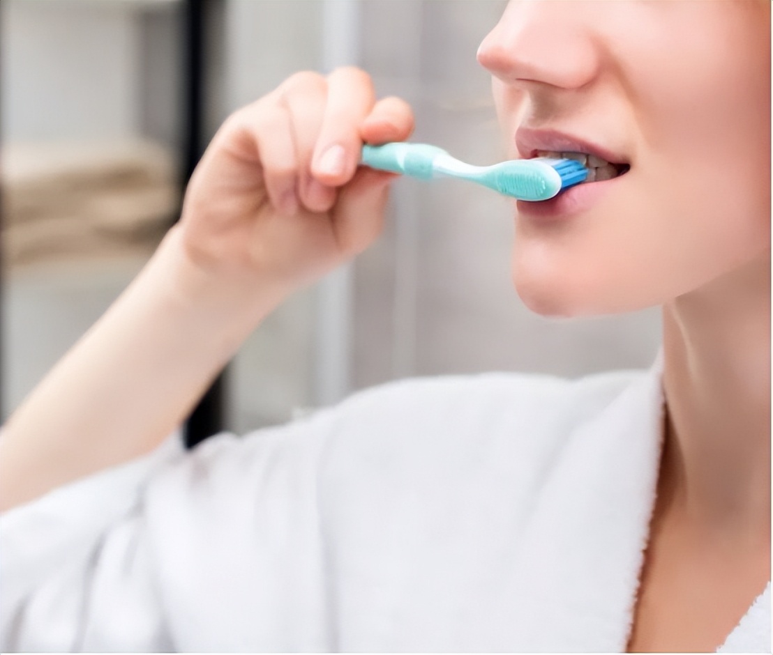 让牙齿变白的几种刷牙法,牙齿又黄又臭教你一招刷牙