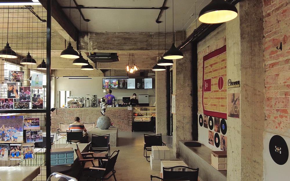 一记隔扣火上热搜！从街头草根到职业选手，“佛山林书豪”的故事太燃了|YOU趣青年荟