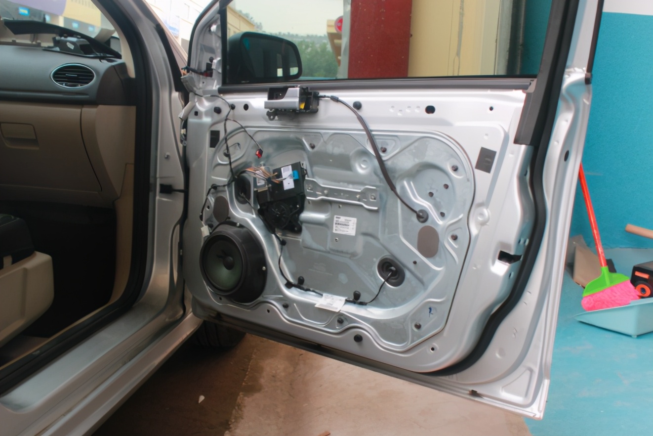 什么原因导致车门的铰链异响,为什么车门颠簸时有响声