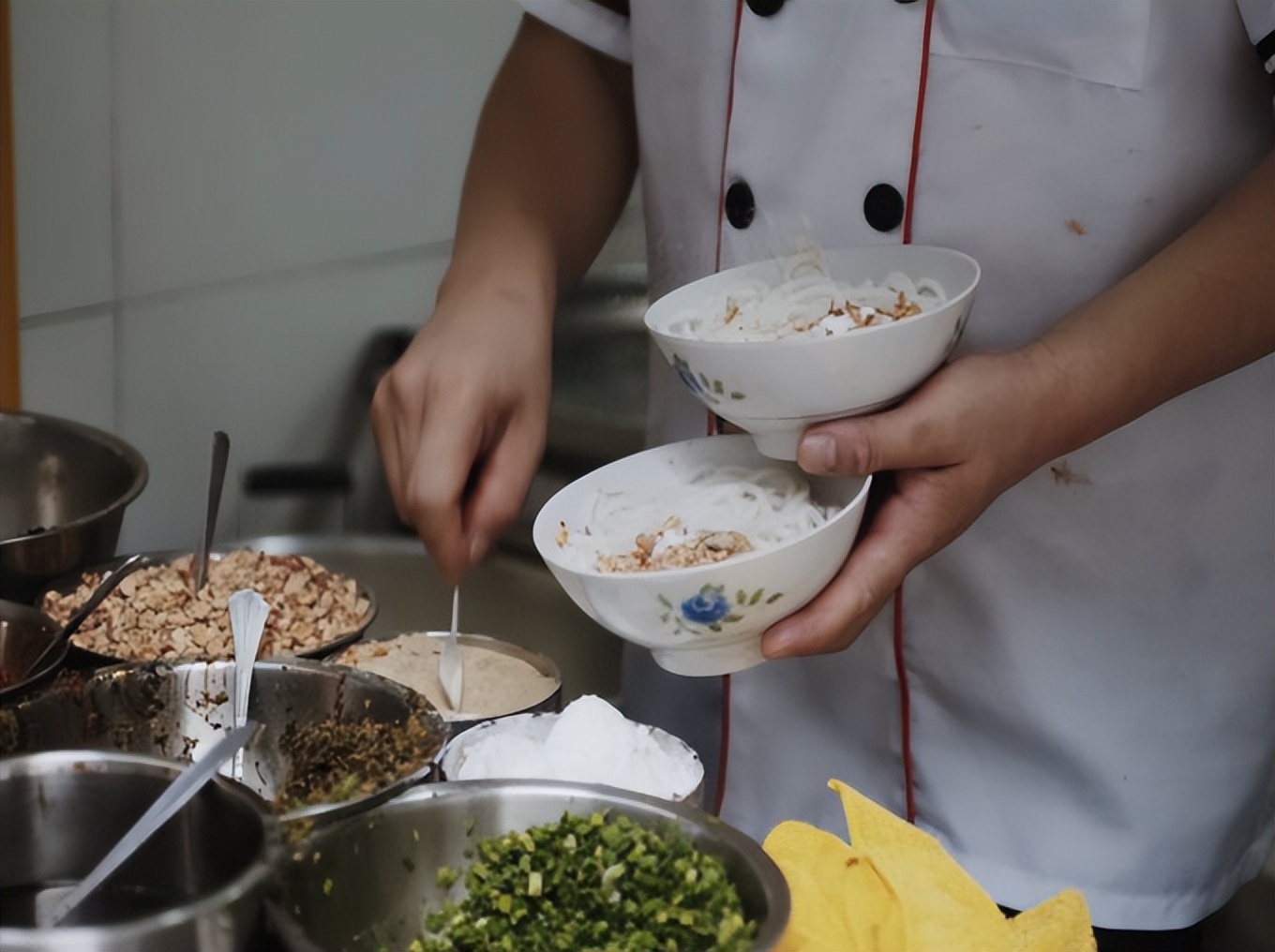 昆明美食推荐南屏街米线,云南米线美食攻略