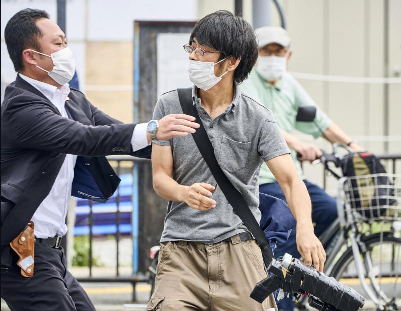 无枪社会的日韩，为啥警察人手一枪？答：听爸爸的话