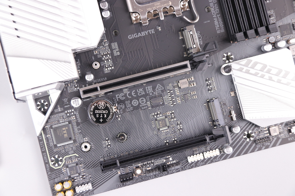 技嘉小雕b760m适合多大的机箱,技嘉小雕b760m黑科技测试