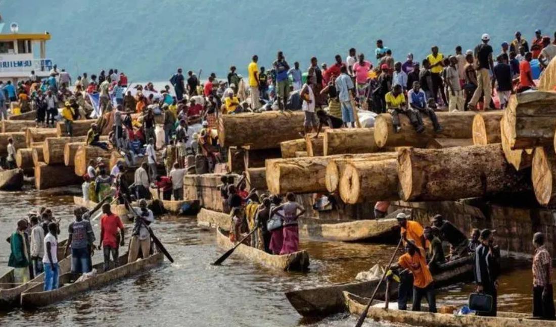 穷国地狱之船！无水无电无厕所，2000人挤爆还在上面生孩子