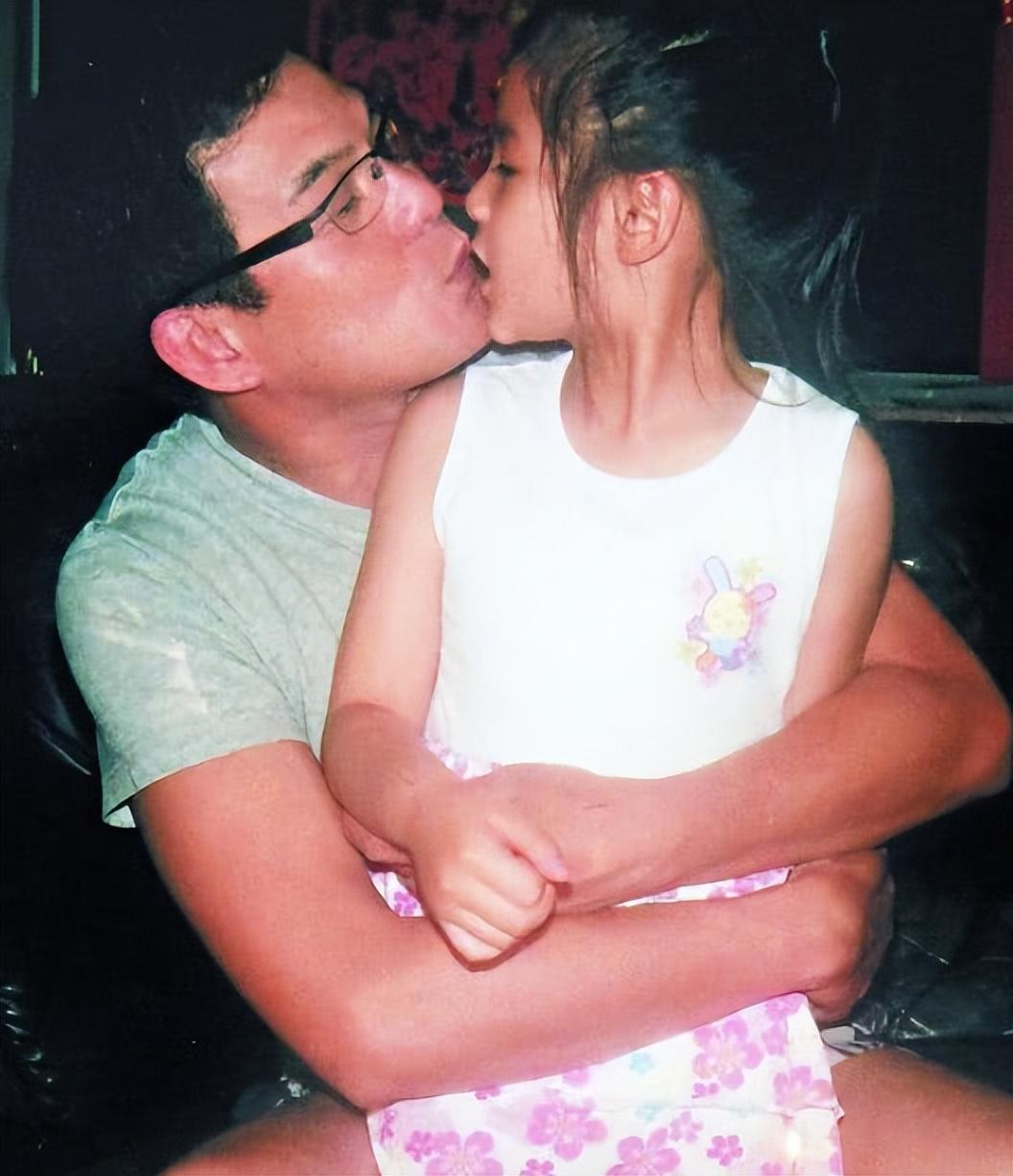 父女“嘴对嘴亲吻”不害臊，以爱的名义满足私欲的行为，该停止了