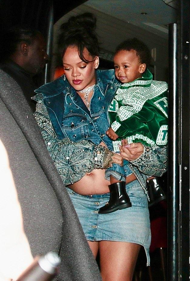 蕾哈娜亮相宣布已怀上二胎,蕾哈娜挺大孕肚海边嬉闹