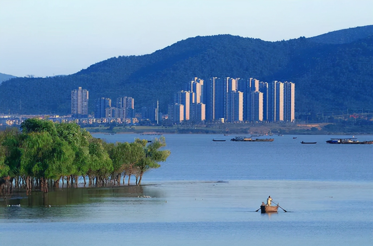 为什么巢湖撤地级市改县级市,巢湖市是第一个被撤地级市的吗