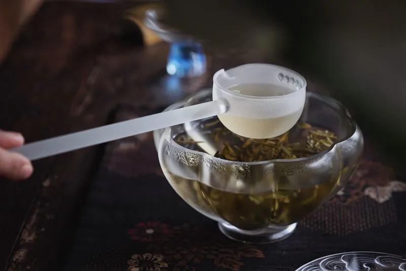入秋喝红茶还是绿茶好呢,绿茶和红茶究竟有什么区别呢