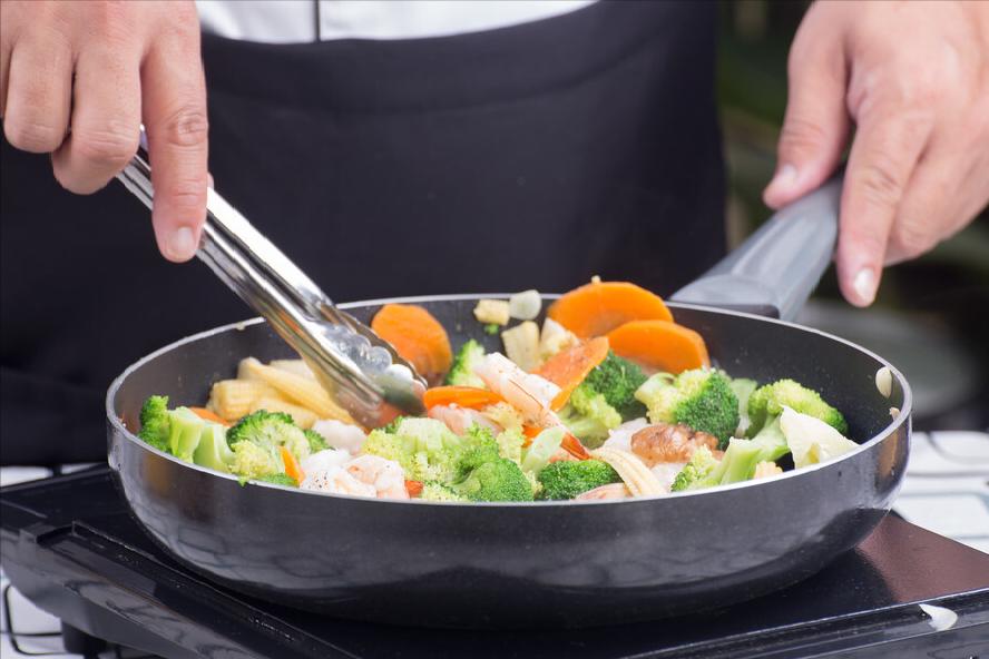 炒菜锅什么不锈钢锅最好,炒菜锅怎么选铁锅不锈钢锅不粘锅