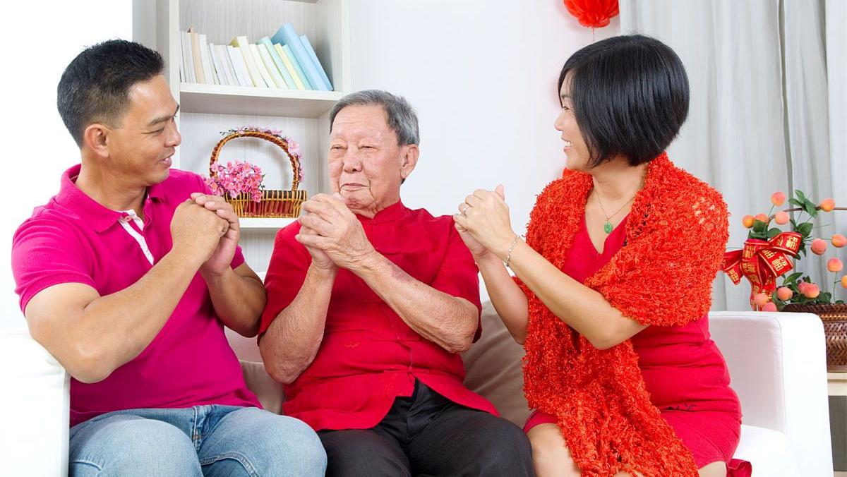 新婚第一天给婆婆洗脚后离婚,丈夫给坐月子妻子擦身体