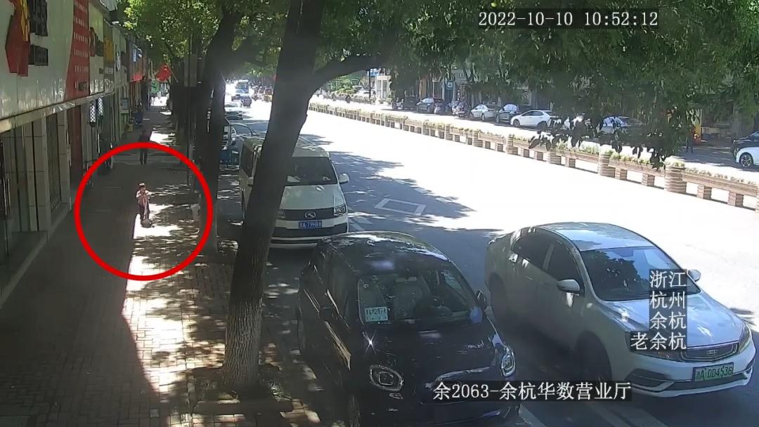 萌娃在家暖心监控一幕视频,两岁半萌娃对着监控不停地喊妈妈