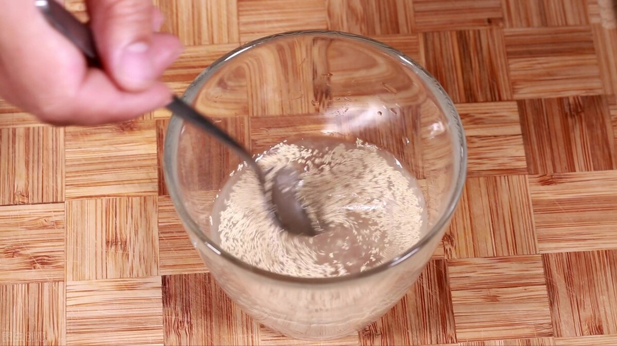 白糖加上酵母粉,蚊子来多少灭多少,家里蚊子统统消失,真好用