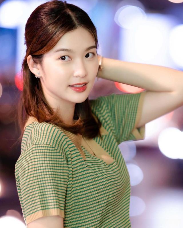 绿色条纹短袖搭配黑色短裙,绿色条纹短袖