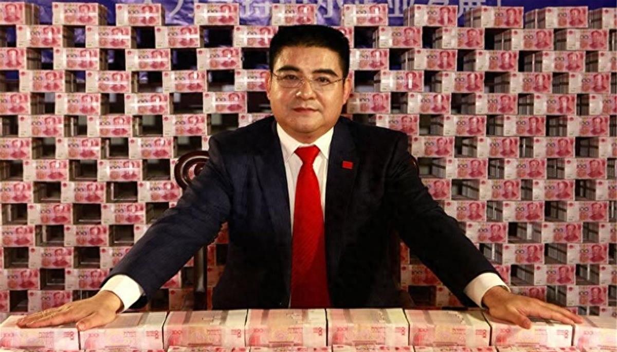 他把现金堆成山，高调捐款20亿后“消失”，如今出现在家种地？