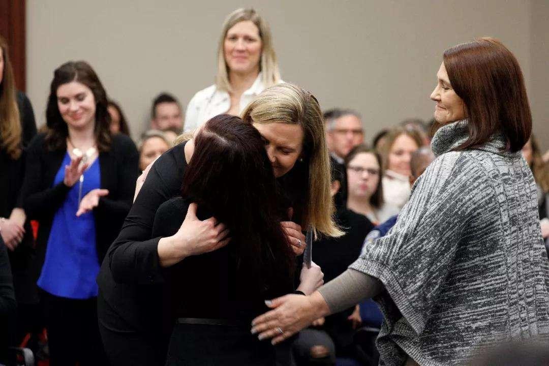 美国体坛最大丑闻！变态队医性侵500多人，国家赔24亿了结？