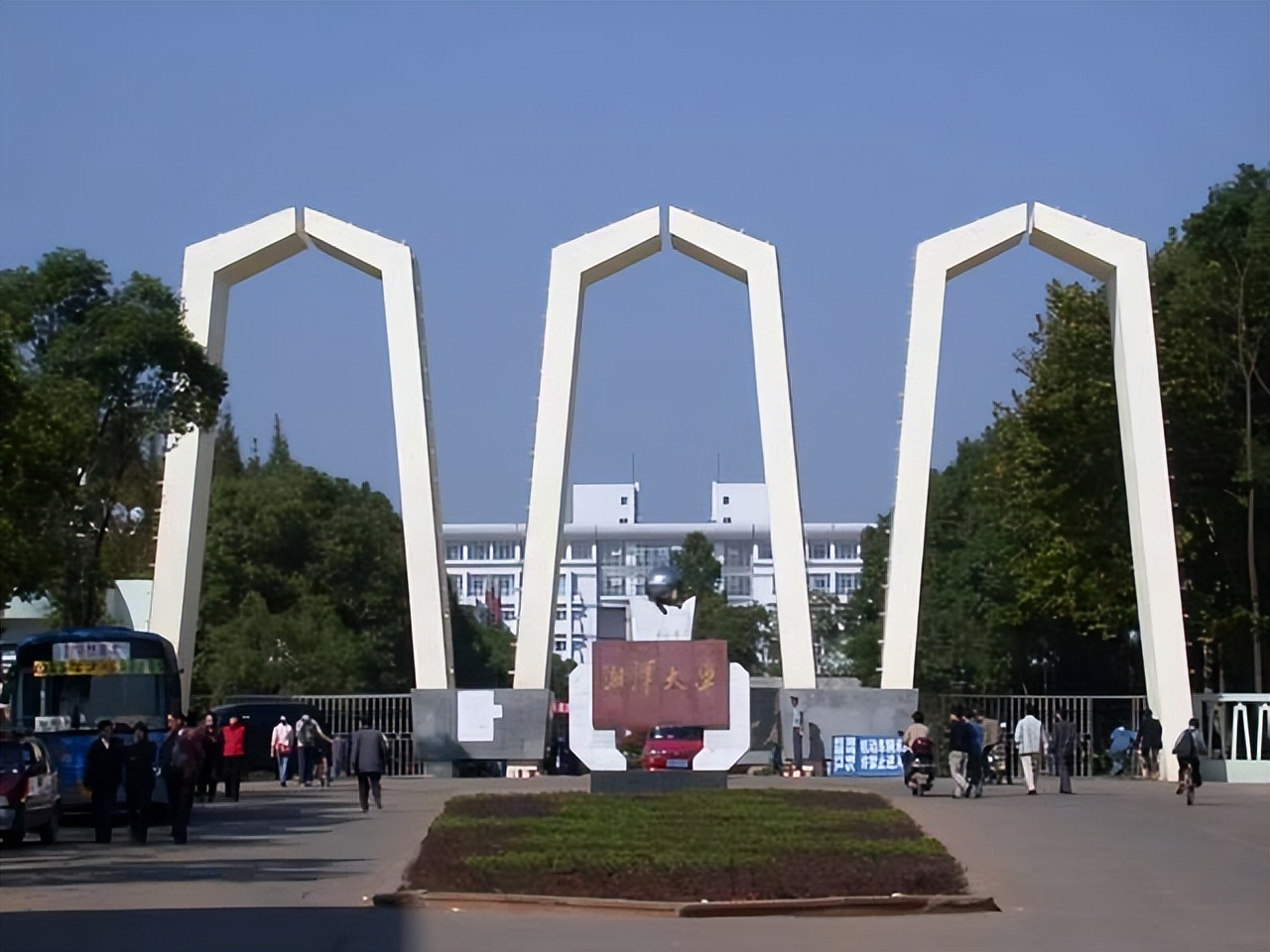 多校公开毕业生薪资水平！湘潭大学上榜，硕士月平均收入8266元