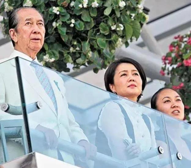 邓咏诗与赌王太太,邓咏诗和赌王图片