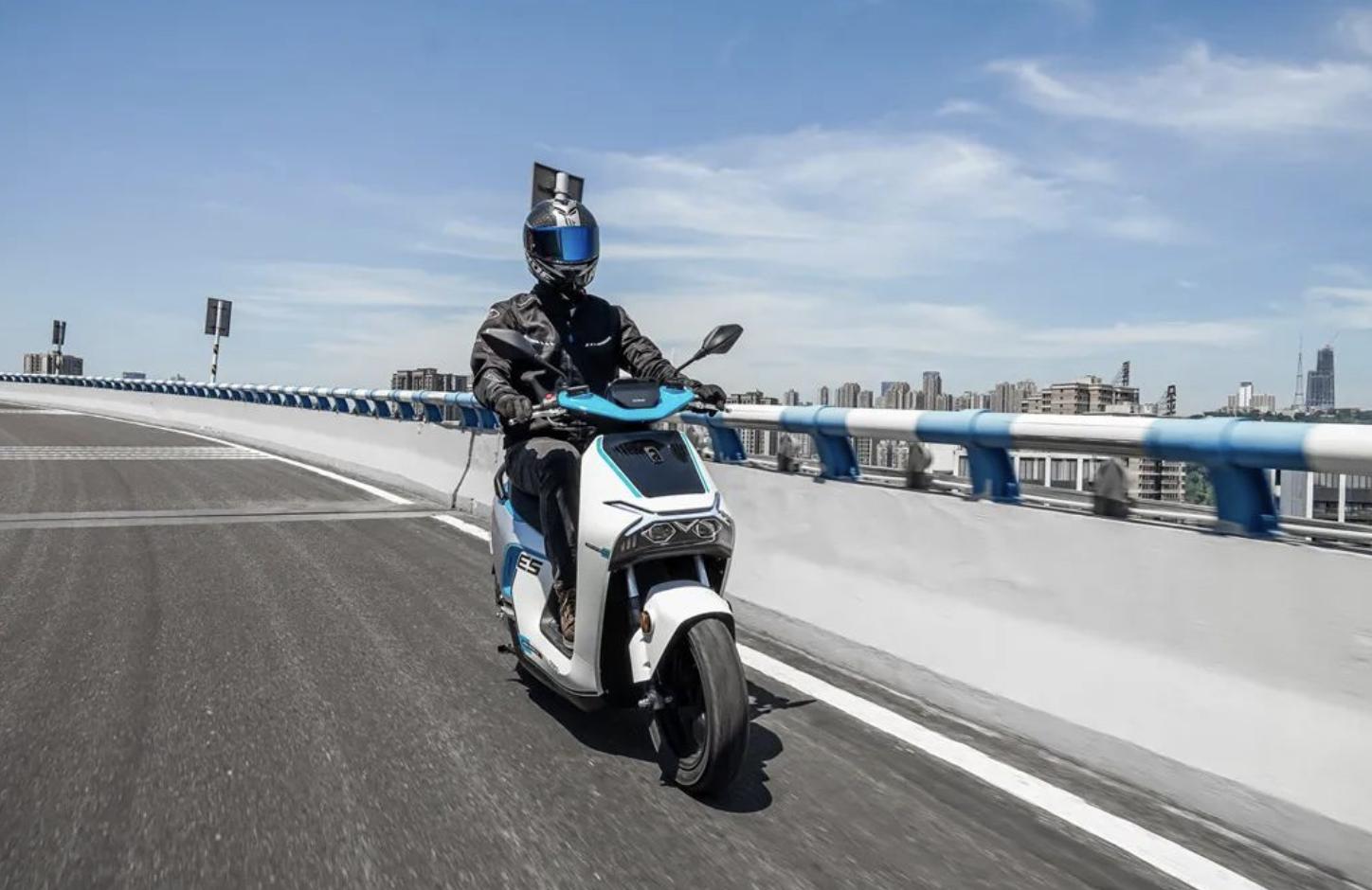 电动车电池串联与并联有什么区别,电动车电池是串联还是并联好