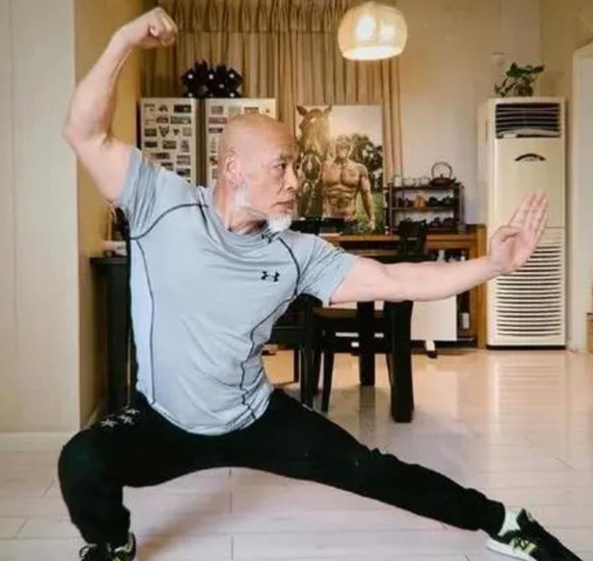 67岁大爷健身24年，娶小13岁美女娇妻，夫妻美满幸福、让人羡慕