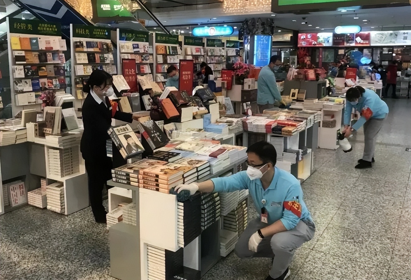 顾客只吹空调很少买书，开在黄金地段，新华书店靠什么赚钱？