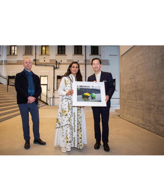 莫扎长女玛雅莎公主，一身印花长袍香港看展，又该拿50亿买买买了