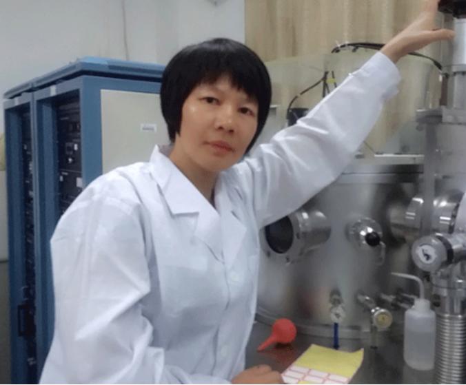 广西一男子“不怕电”：徒手捏电线，用身体作导体，可点亮三盏灯