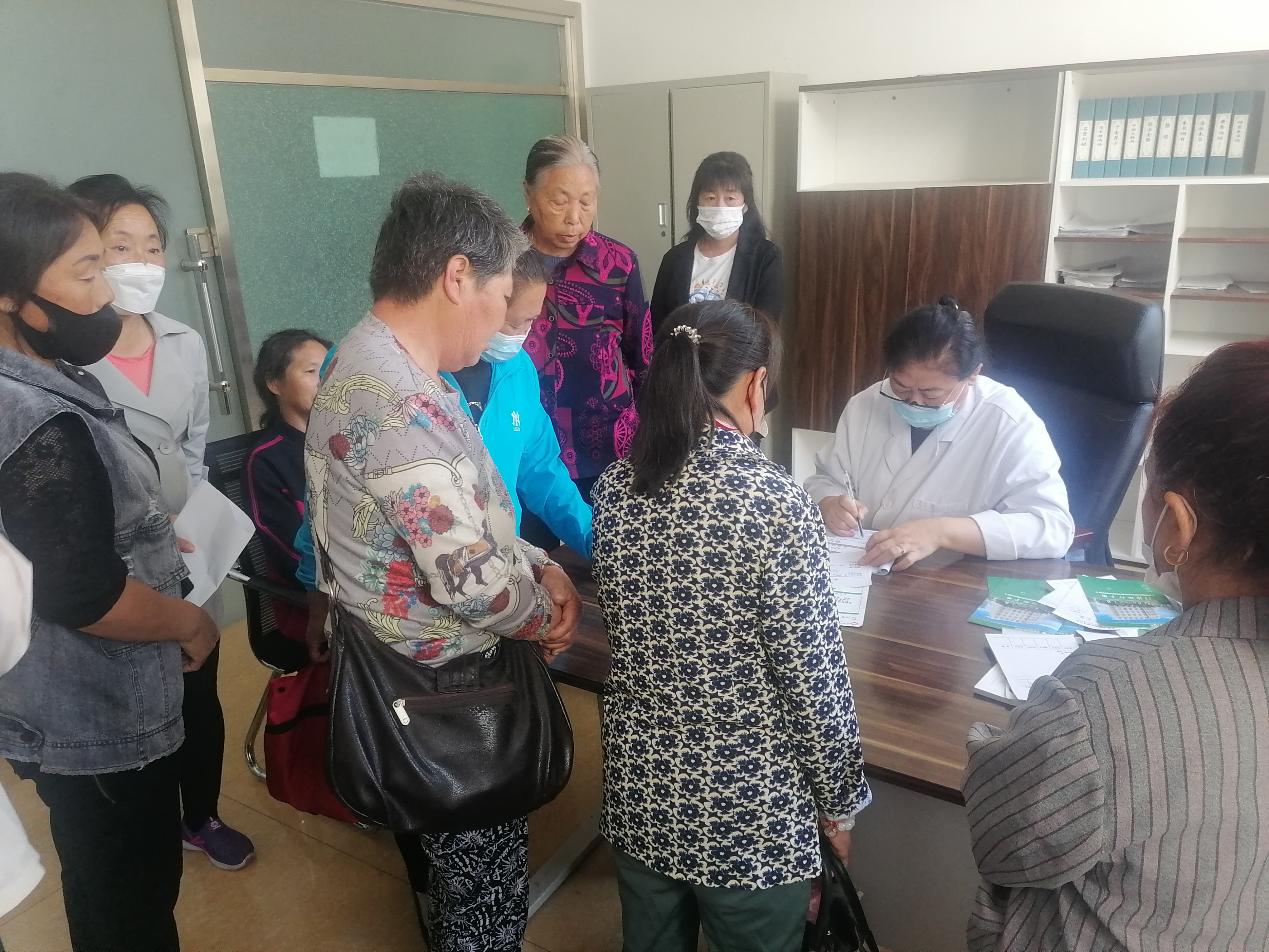 爱心义诊进乡村为民服务暖人心,爱心义诊为偏远乡村群众送健康