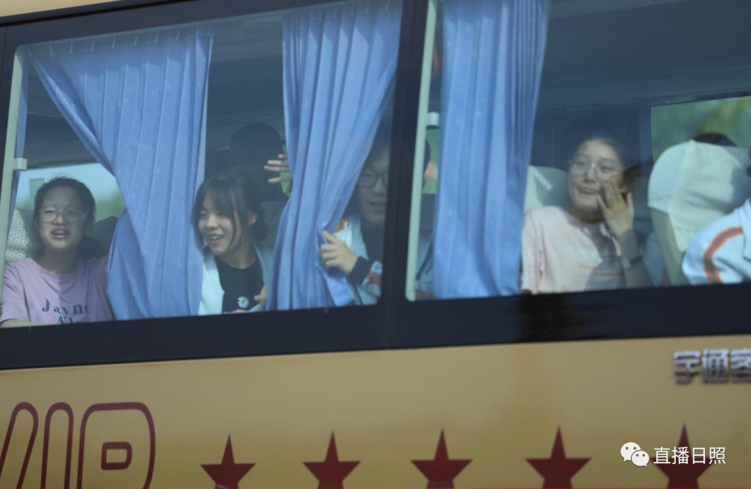 直击2023高考现场暖人瞬间,直击2023高考场外实拍视频