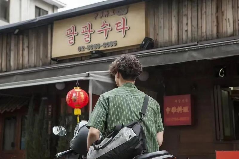 快递小哥在北京送外卖攒下钱了,快递小哥大晚上送外卖