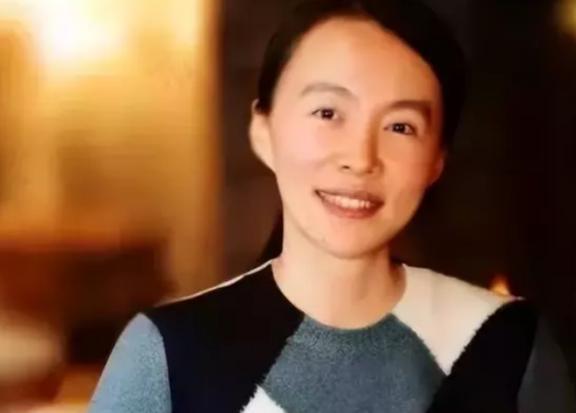 背靠10大烟厂的女人，从不透露发家史，曾身价百亿如今沦为阶下囚