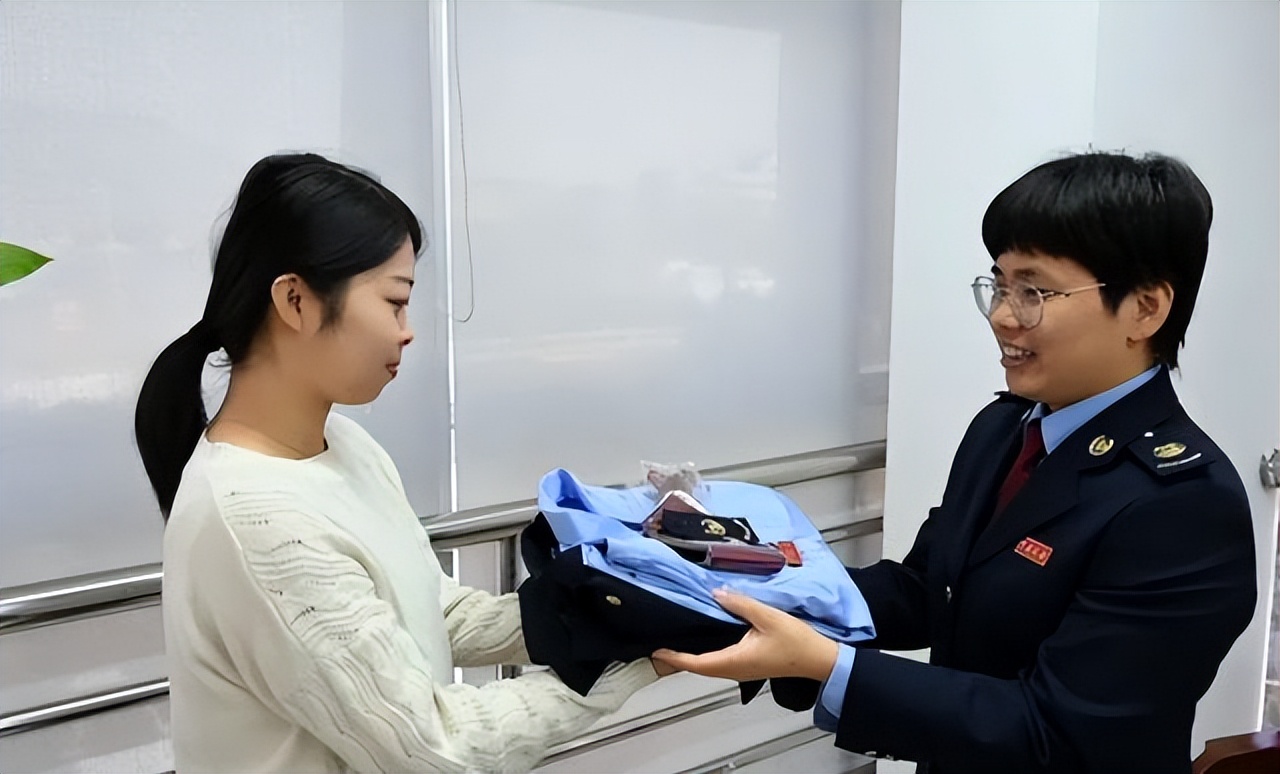 公务员和军队文职到底哪个好,军队文职退休待遇和公务员的区别