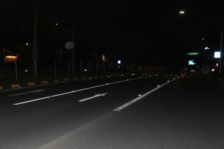 南宁交警护航视频,南宁发光斑马线抓拍