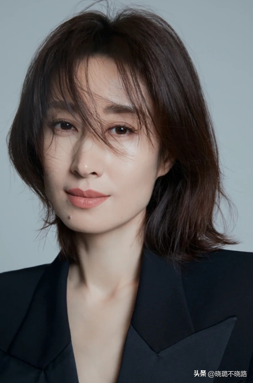 头发不要留黑长直也别留超短发,超短发不显老的烫发