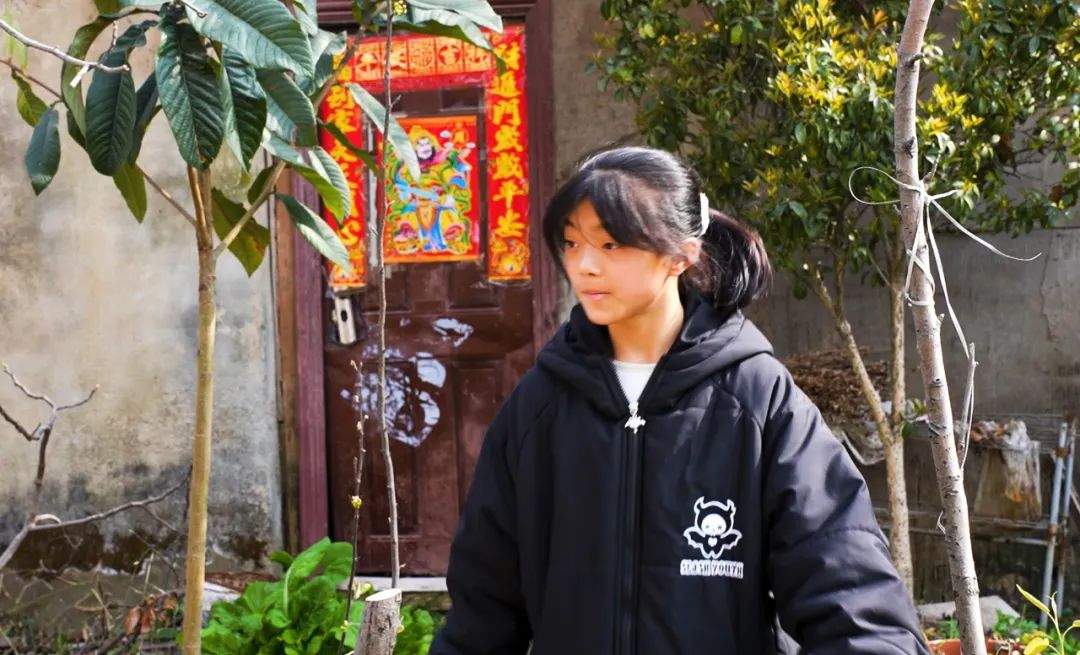 女童照顾卧床老母,三岁女童独自照顾瘫痪妈妈现状